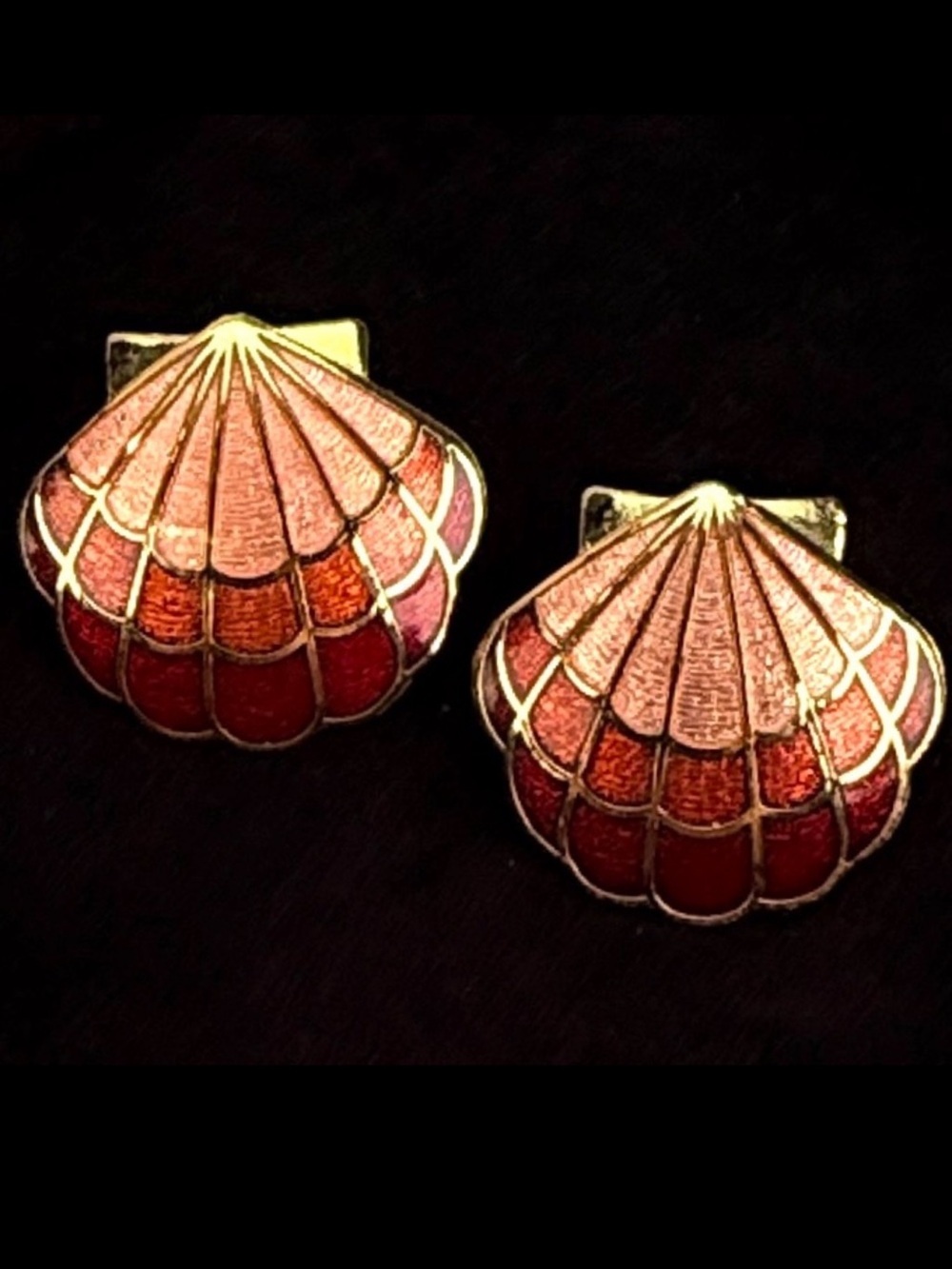 Beautiful vintage goldtone, multicolor pierced shell shaped earrings